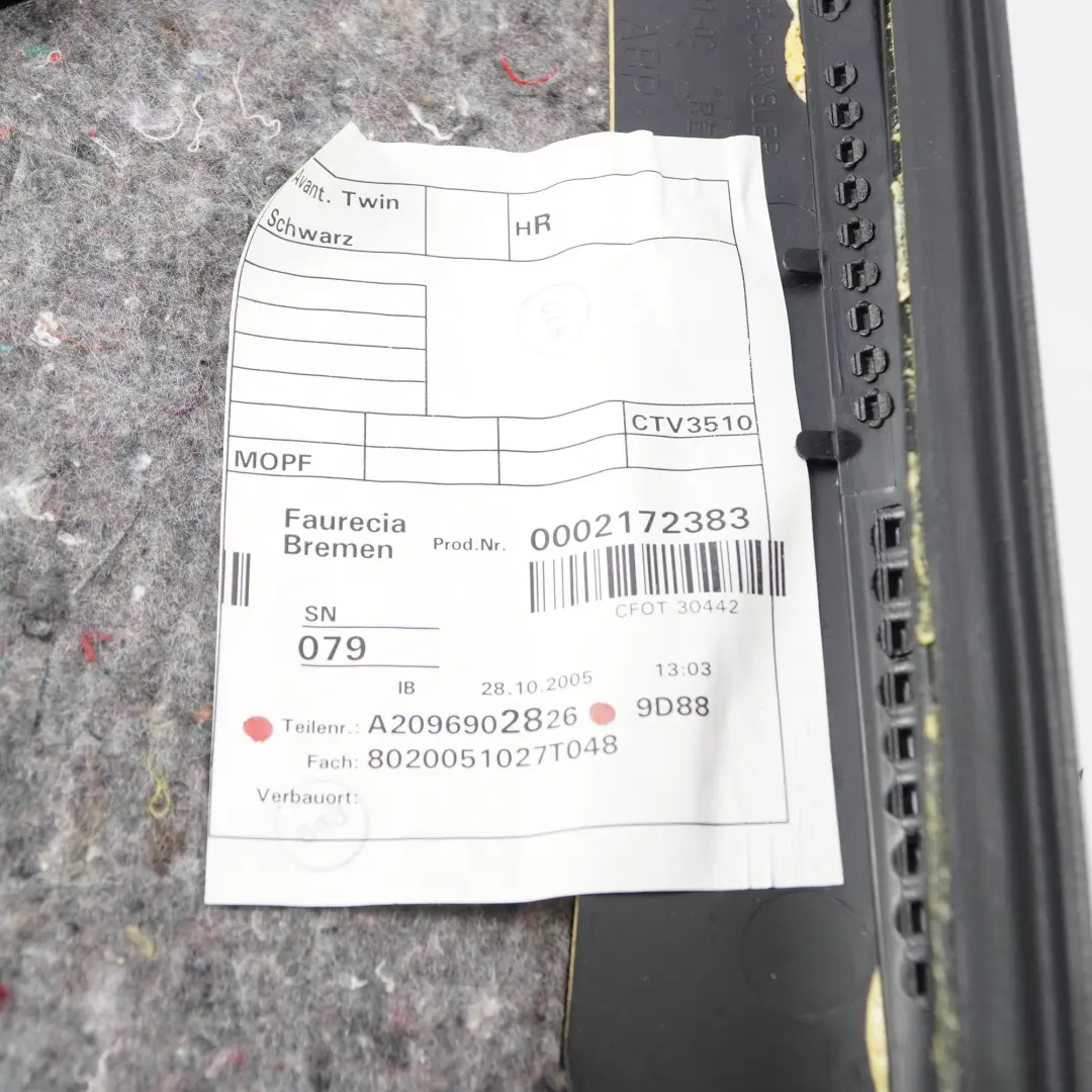 Recorte Lateral Trasero Derecho Recorte Tela Cuero Negro para Mercedes CLK C209 con número de pieza A2096902826 Mercedes CLK C209 Recorte Lateral Trasero Derecho Recorte Tela Cuero Negro - SKU A2096902826 - Número de pieza A2096902826