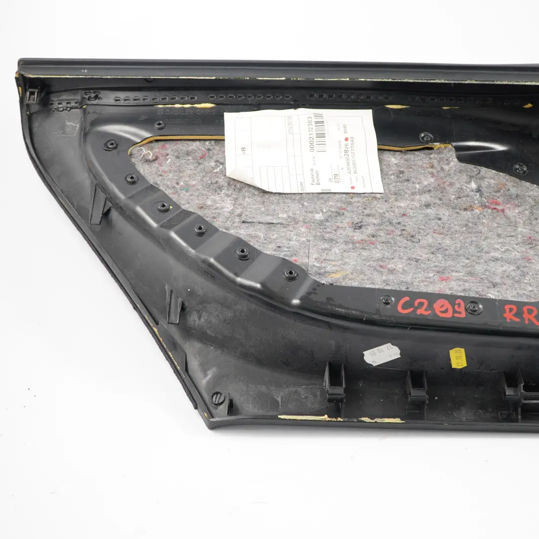 Recorte Lateral Trasero Derecho Recorte Tela Cuero Negro para Mercedes CLK C209 con número de pieza A2096902826 Mercedes CLK C209 Recorte Lateral Trasero Derecho Recorte Tela Cuero Negro - SKU A2096902826 - Número de pieza A2096902826