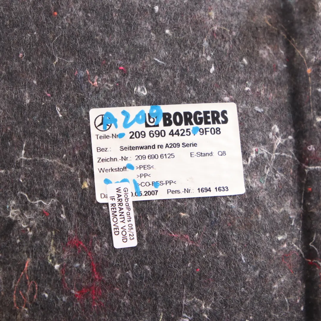 Bagagliaio Baule Destro Pannello Laterale per Mercedes A209 con numero di parte A2096904425 Mercedes A209 Bagagliaio Baule Destro Pannello Laterale - SKU A2096904425 - Numero di parte A2096904425