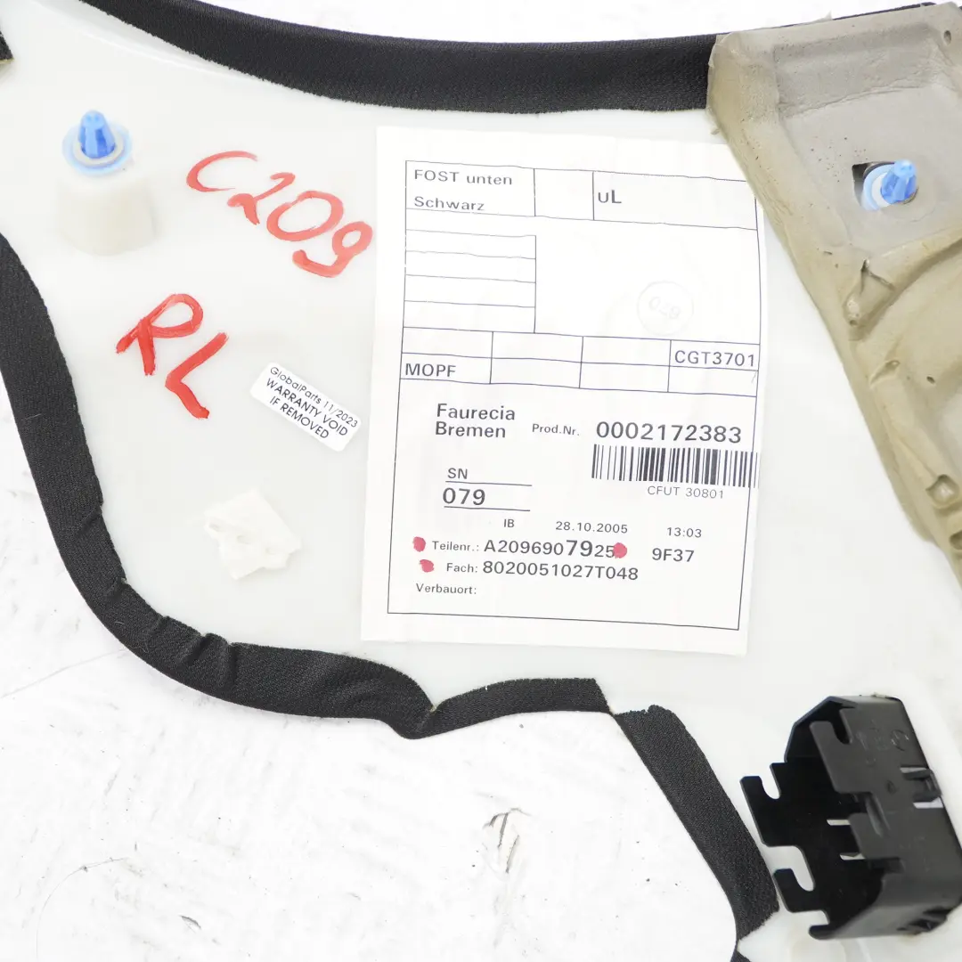 Panneau d'habillage latéral inférieur arrière gauche Tissu noir pour Mercedes C209 à propos du numéro de pièce A2096907925 Mercedes C209 Panneau d'habillage latéral inférieur arrière gauche Tissu noir - SKU A2096907925 - Numéro de pièce A2096907925