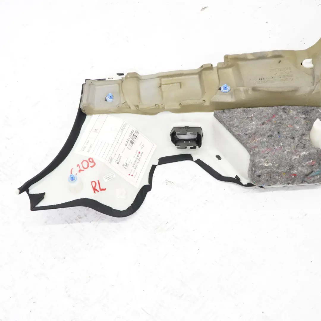 Seitliche untere Verkleidung hinten links Abdeckung Stoff für Mercedes C209 mit Teilenummer A2096907925 Mercedes C209 Seitliche untere Verkleidung hinten links Abdeckung Stoff - SKU A2096907925 - Teilenummer A2096907925