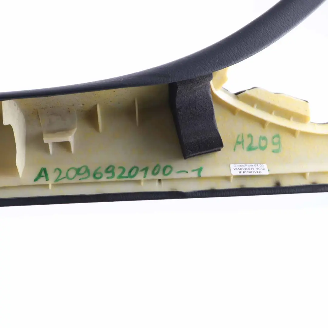 Couvercle de garniture intérieure du pilier A gauche pour Mercedes CLK W209 Cabriolet à propos du numéro de pièce A2096920100 Mercedes CLK W209 Cabriolet Couvercle de garniture intérieure du pilier A gauche - SKU A2096920100-1 - Numéro de pièce A2096920100