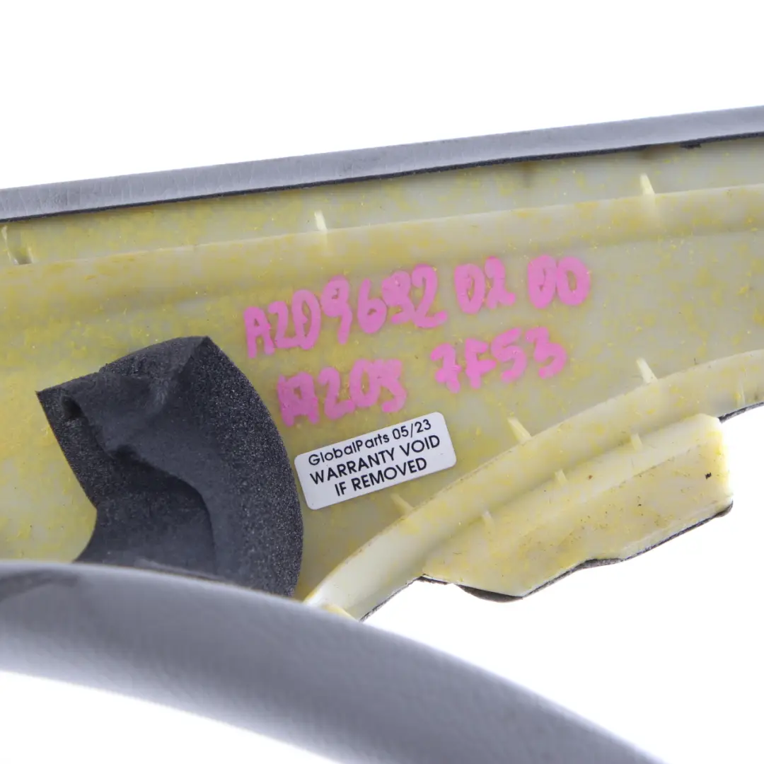 Rivestimento montante A anteriore destro Grigio per Mercedes W209 Cabrio con numero di parte A2096920200 Mercedes W209 Cabrio Rivestimento montante A anteriore destro Grigio - SKU A2096920200 - Numero di parte A2096920200