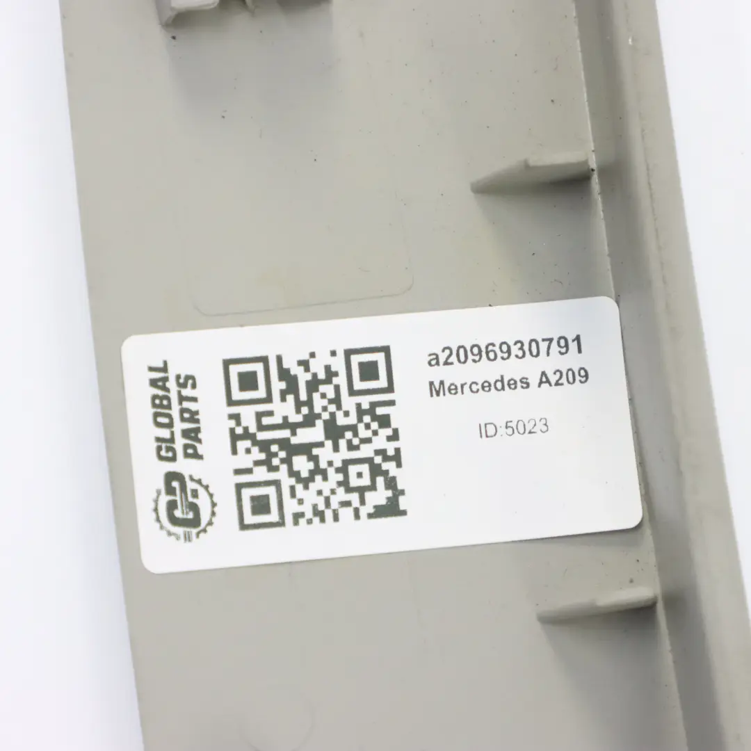 Techo Ventana Delantera Cubierta Moldura para Mercedes A209 Convertible con número de pieza A2096930791 Mercedes A209 Convertible Techo Ventana Delantera Cubierta Moldura - SKU A2096930791 - Número de pieza A2096930791