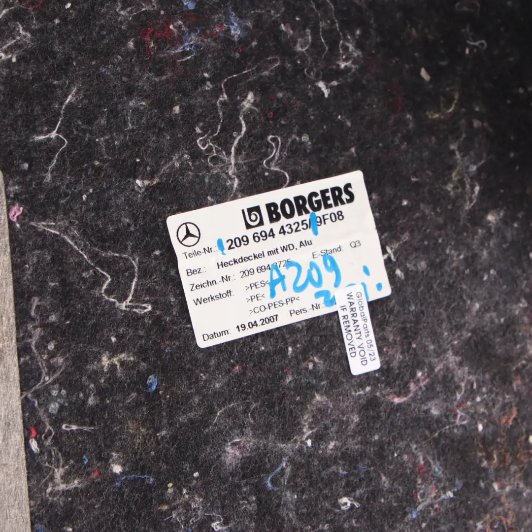 Embellecedor Portón Trasero Panel Maletero para Mercedes CLK W209 Cabrio con número de pieza A2096944325 Mercedes CLK W209 Cabrio Embellecedor Portón Trasero Panel Maletero - SKU A2096944325 - Número de pieza A2096944325