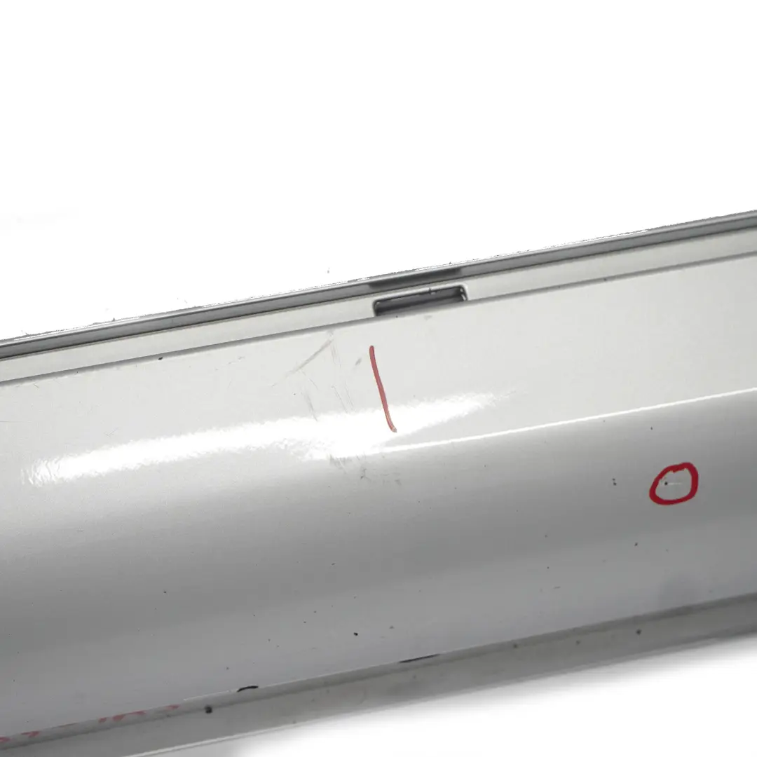 jupe latérale droite couvre seuil de porte Iridium Silver - 775 pour Mercedes W209 à propos du numéro de pièce A2096980254 Mercedes W209 jupe latérale droite couvre seuil de porte Iridium Silver - 775 - SKU A2096980254-IRS - Numéro de pièce A2096980254