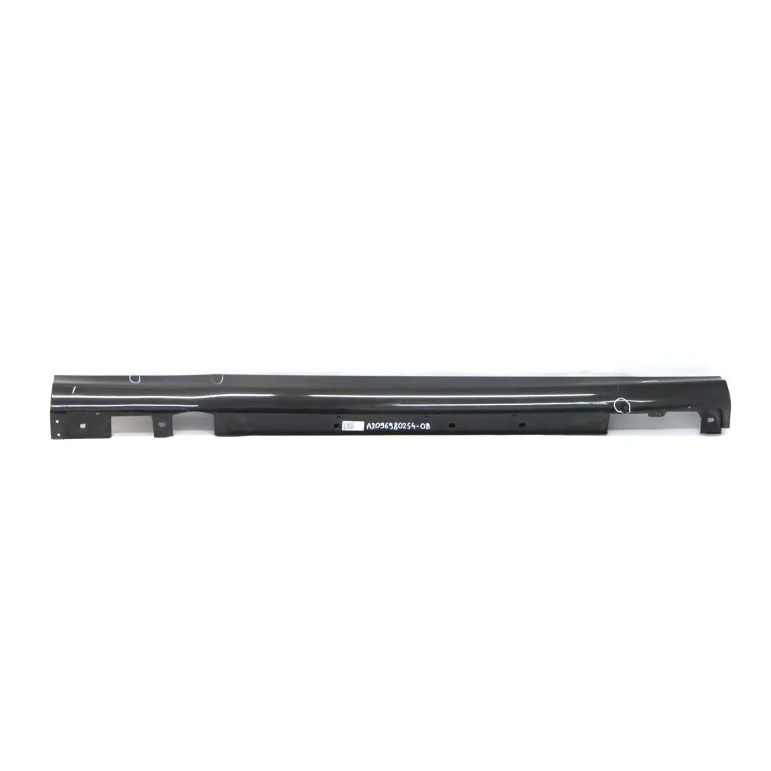 Mercedes W209 Faldón lateral derecho Cubre umbral de puerta Negro obsidiana 197 - SKU A2096980254-OB - Número de pieza A2096980254