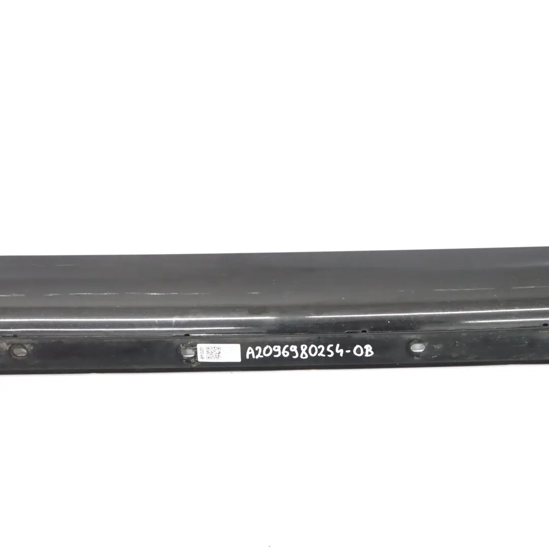 Minigonna laterale destra copri soglia porta Obsidian Black - 197 per Mercedes W209 con numero di parte A2096980254 Mercedes W209 Minigonna laterale destra copri soglia porta Obsidian Black - 197 - SKU A2096980254-OB - Numero di parte A2096980254
