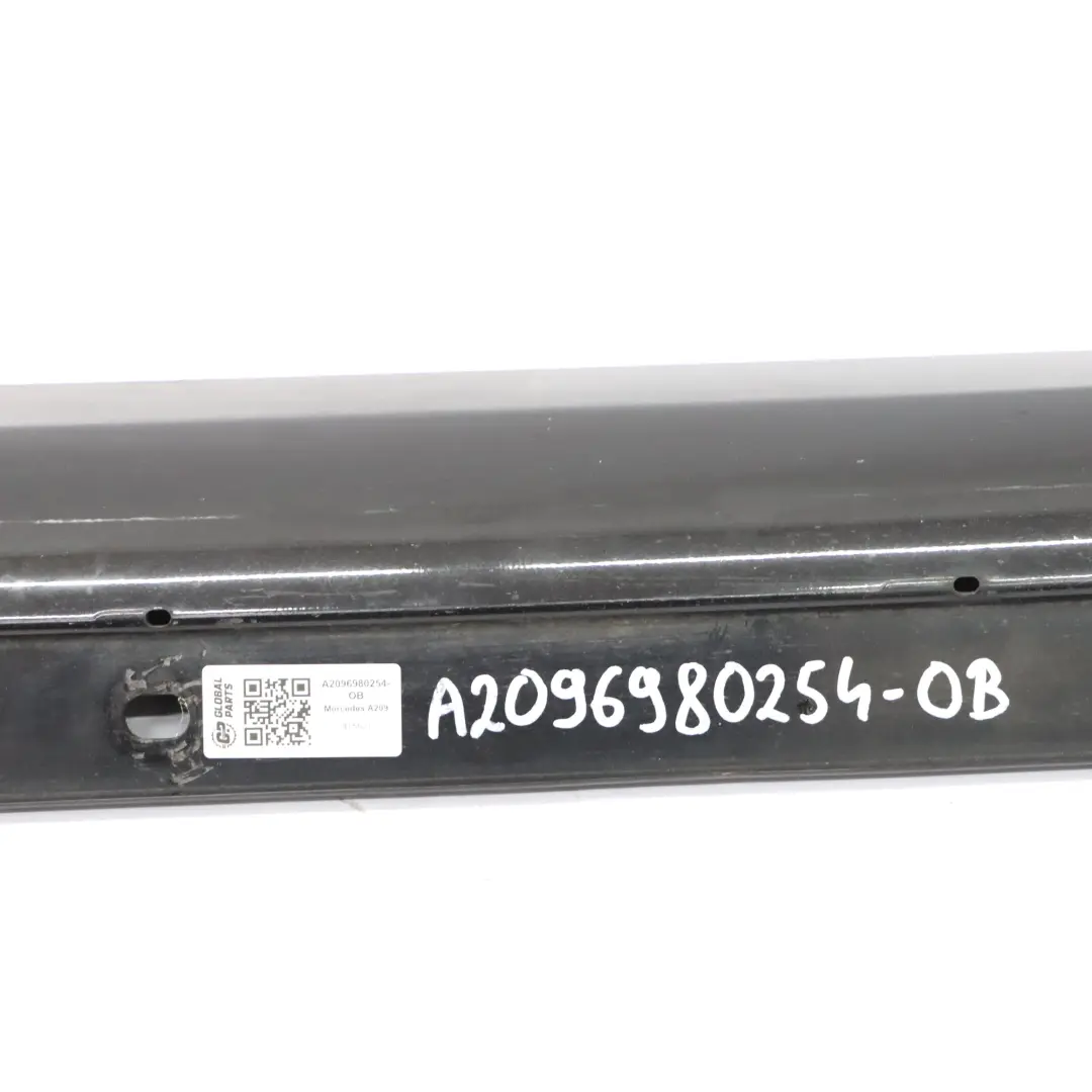 Minigonna laterale destra copri soglia porta Obsidian Black - 197 per Mercedes W209 con numero di parte A2096980254 Mercedes W209 Minigonna laterale destra copri soglia porta Obsidian Black - 197 - SKU A2096980254-OB - Numero di parte A2096980254