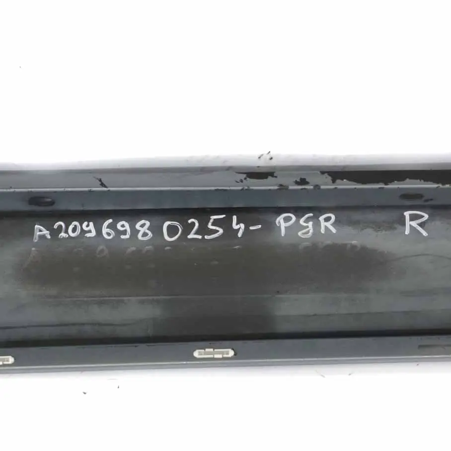 Faldón lateral derecho Cubre umbral de puerta Gris perlita - 747 para Mercedes W209 con número de pieza A2096980254 Mercedes W209 Faldón lateral derecho Cubre umbral de puerta Gris perlita - 747 - SKU A2096980254-PGR - Número de pieza A2096980254