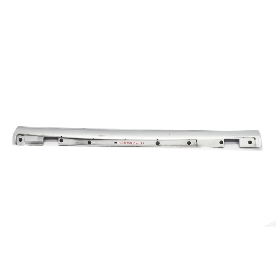 Listello Portiera Apertura Gonna SX Iridium Silver - 775 per Mercedes CLK C209 con numero di parte A2096980354 Mercedes CLK C209 Listello Portiera Apertura Gonna SX Iridium Silver - 775 - SKU A2096980354-IRS - Numero di parte A2096980354