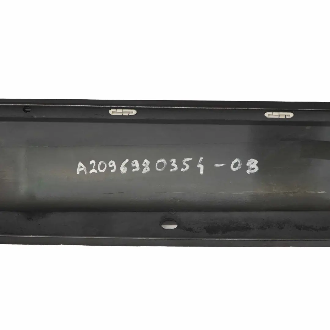 Schwellerleiste Blende Schweller Links Obsidian Schwarz - 197 für Mercedes CLK C209 mit Teilenummer A2096980354 Mercedes CLK C209 Schwellerleiste Blende Schweller Links Obsidian Schwarz - 197 - SKU A2096980354-OB - Teilenummer A2096980354