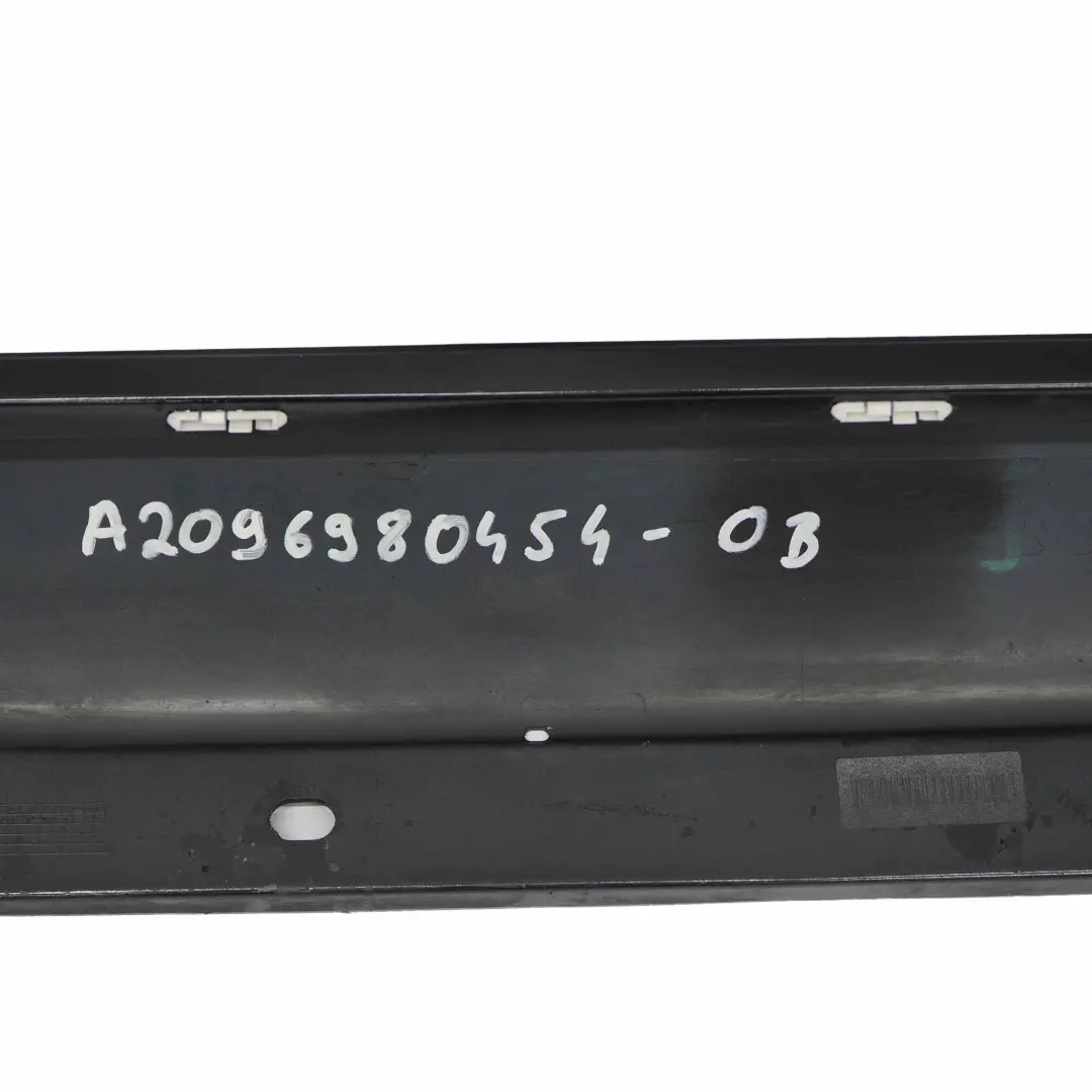 Puerta Sill Side Cover Faldon Derecho Obsidian Black 197 para Mercedes CLK C209 con número de pieza A2096980454 Mercedes CLK C209 Puerta Sill Side Cover Faldon Derecho Obsidian Black 197 - SKU A2096980454-OB - Número de pieza A2096980454