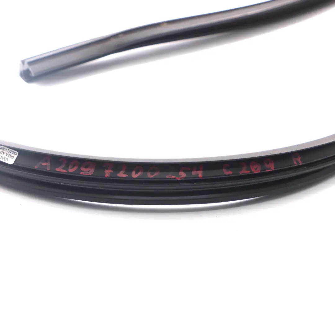Guarnizione finestra porta anteriore destra tenuta per Mercedes CLK C209 con numero di parte A2097200254 Mercedes CLK C209 Guarnizione finestra porta anteriore destra tenuta - SKU A2097200254 - Numero di parte A2097200254