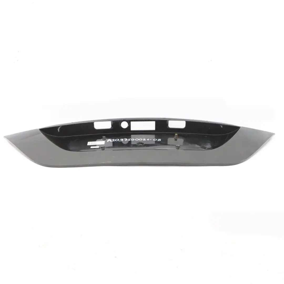 Heckkofferraum Nummernschildverkleidung Obsidianschwarz - 197 für Mercedes CLK C209 mit Teilenummer A2097500081 Mercedes CLK C209 Heckkofferraum Nummernschildverkleidung Obsidianschwarz - 197 - SKU A2097500081-OB - Teilenummer A2097500081