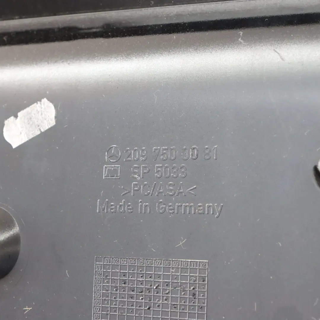 Heckkofferraum Nummernschildverkleidung Obsidianschwarz - 197 für Mercedes CLK C209 mit Teilenummer A2097500081 Mercedes CLK C209 Heckkofferraum Nummernschildverkleidung Obsidianschwarz - 197 - SKU A2097500081-OB - Teilenummer A2097500081