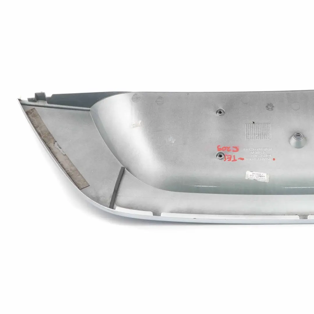hintere Kofferraumverkleidung Nummernschild Tellurium Silber - 762 für Mercedes C209 mit Teilenummer A2097500081 Mercedes C209 hintere Kofferraumverkleidung Nummernschild Tellurium Silber - 762 - SKU A2097500081-TES - Teilenummer A2097500081