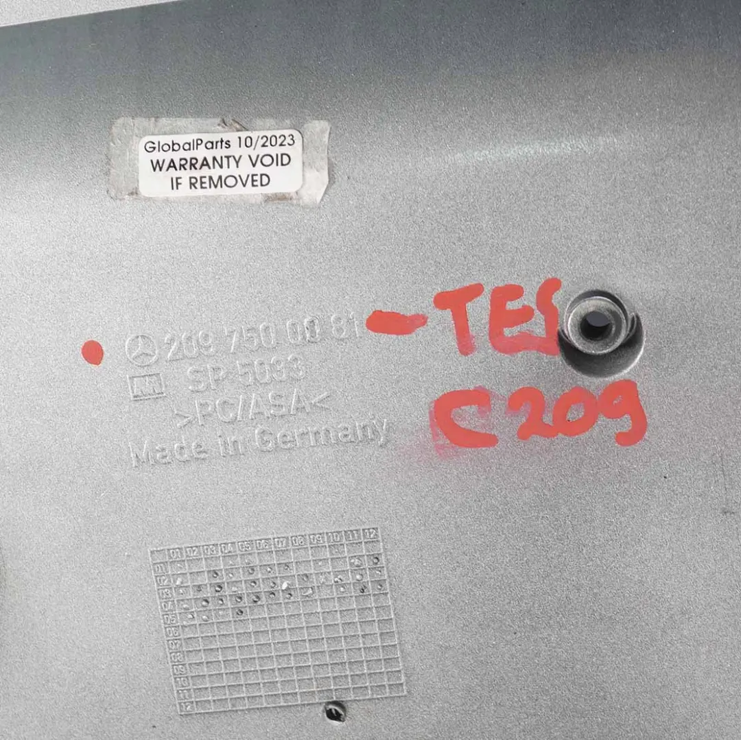 Plaque d'immatriculation arrière de coffre Tellurium Silver - 762 pour Mercedes C209 à propos du numéro de pièce A2097500081 Mercedes C209 Plaque d'immatriculation arrière de coffre Tellurium Silver - 762 - SKU A2097500081-TES - Numéro de pièce A2097500081