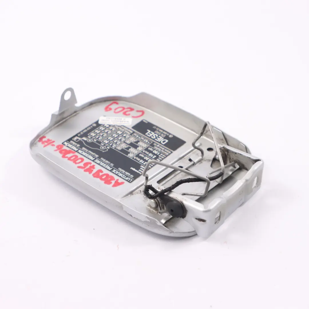 Klapka Wlewu Iridium Silver 775 do Mercedes CLK C209 o numerze A2097500206 Mercedes CLK C209 Klapka Wlewu Iridium Silver 775 - SKU A2097500206-IRS - Numer Części A2097500206