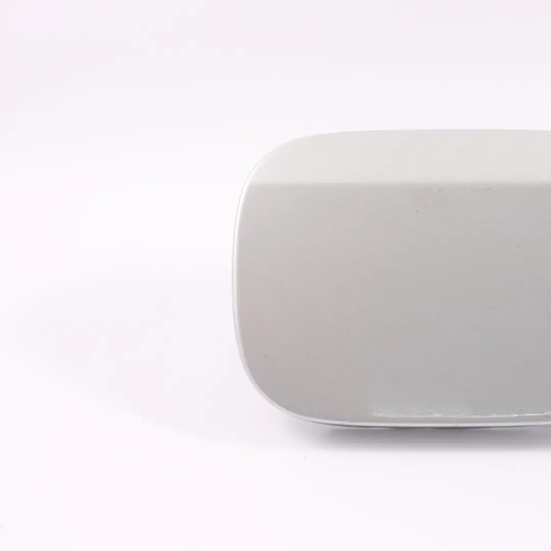 Kraftstoffe Klappe Tankdeckel Abdeckung Iridium Silber 775 für Mercedes CLK C209 mit Teilenummer A2097500206 Mercedes CLK C209 Kraftstoffe Klappe Tankdeckel Abdeckung Iridium Silber 775 - SKU A2097500206-IRS - Teilenummer A2097500206