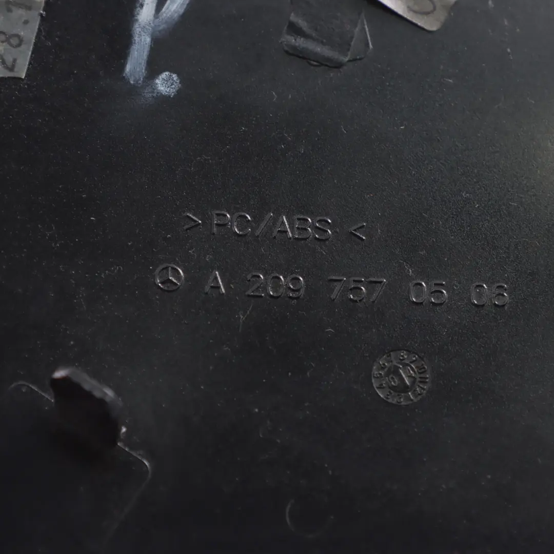 Osłona Zawiasu Dachu Lewa Obsidian Black Czarny Metalik - 197 do Mercedes A209 o numerze A2097570506 Mercedes A209 Osłona Zawiasu Dachu Lewa Obsidian Black Czarny Metalik - 197 - SKU A2097570506-OB - Numer Części A2097570506