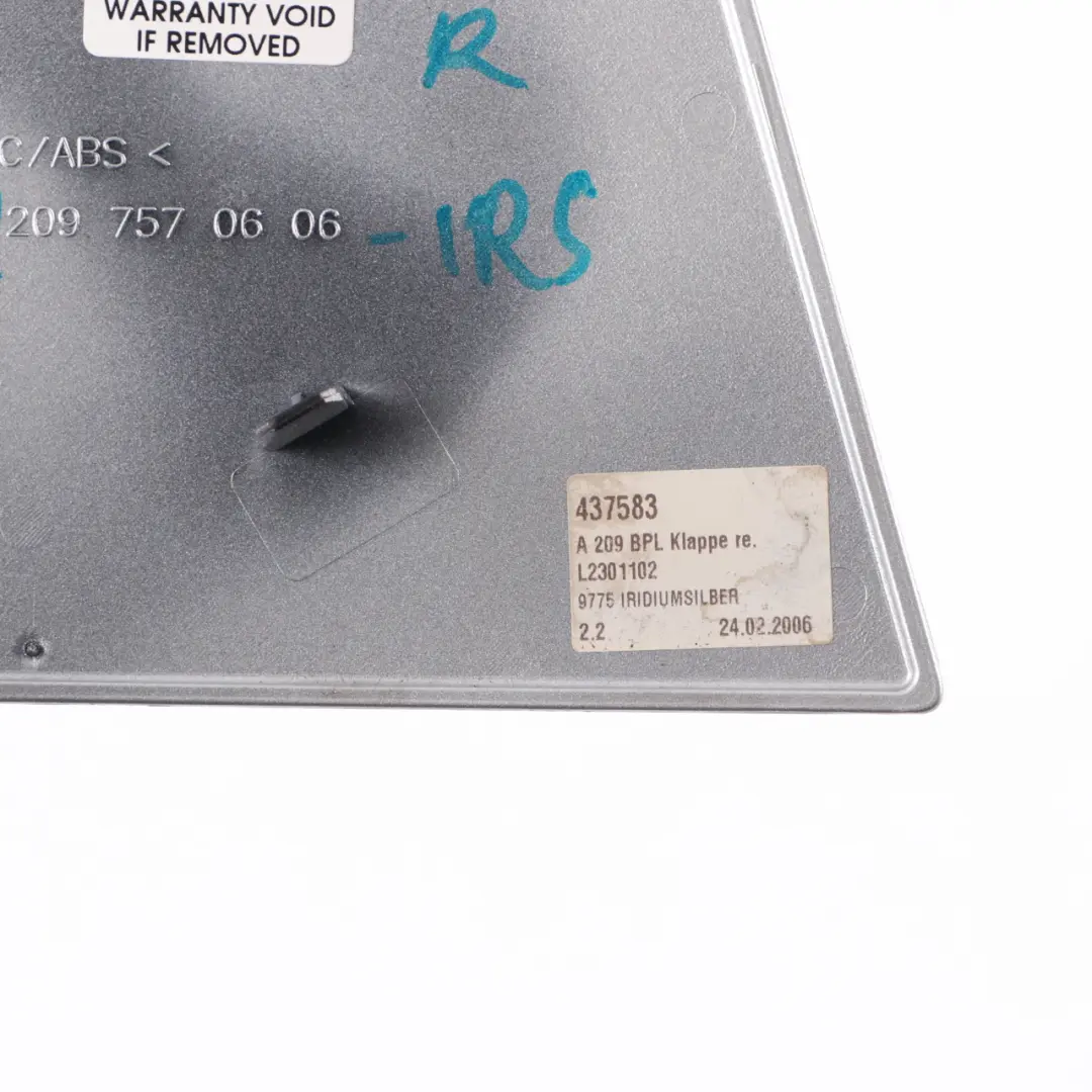 Tapa Bisagra Techo Derecha Plata Iridium - 775 para Mercedes W209 Cabrio con número de pieza A2097570606 Mercedes W209 Cabrio Tapa Bisagra Techo Derecha Plata Iridium - 775 - SKU A2097570606-IRS - Número de pieza A2097570606