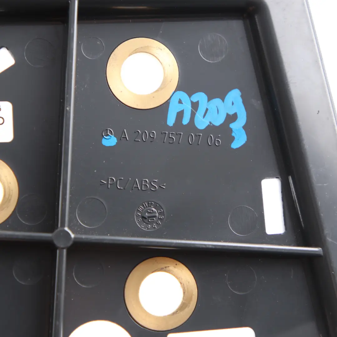 Osłona Zawiasu Lewa do Mercedes CLK W209 o numerze A2097570706 Mercedes CLK W209 Osłona Zawiasu Lewa - SKU A2097570706 - Numer Części A2097570706