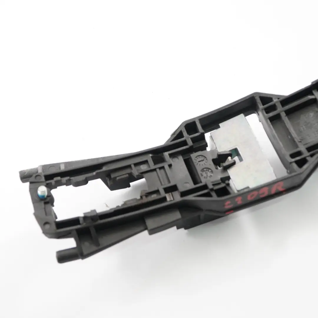 Maniglia Porta Base Anteriore Destra Staffa Cuscinetto per Mercedes W209 con numero di parte A2097600234 Mercedes W209 Maniglia Porta Base Anteriore Destra Staffa Cuscinetto - SKU A2097600234 - Numero di parte A2097600234