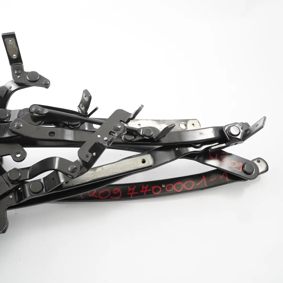 Kabriolet Zawias Ramię Mechanizm Dachu Składanego Prawe do Mercedes A209 o numerze A2097700001-2 Mercedes A209 Kabriolet Zawias Ramię Mechanizm Dachu Składanego Prawe - SKU A2097700001-1 - Numer Części A2097700001-2