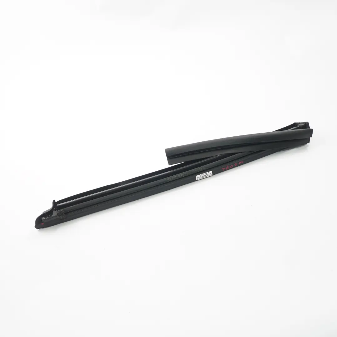 Mercedes W209 Cabrio Uszczelka Dachu Przednia Lewa - SKU A2097700198 - Numer Części A2097700198