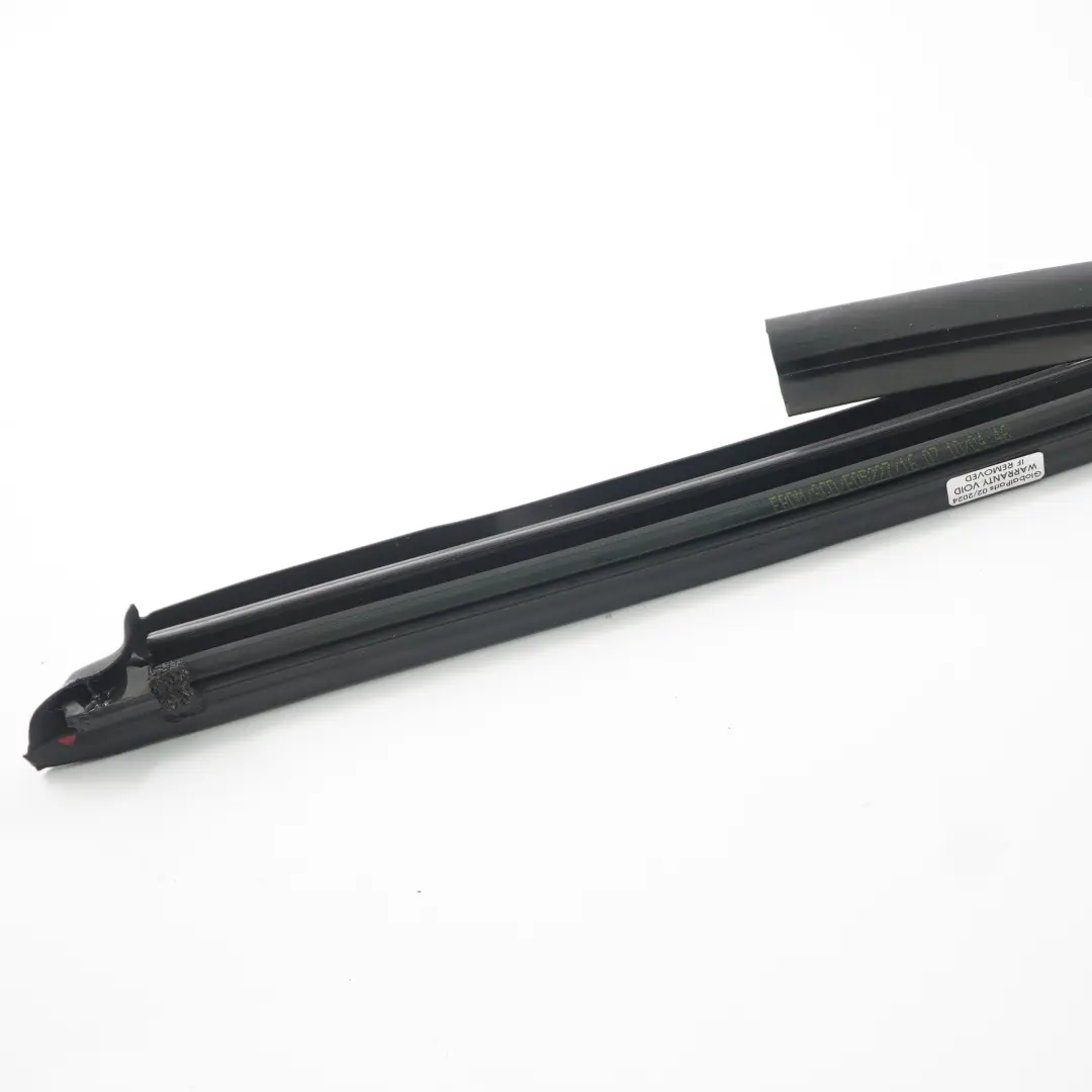 Joint d'étanchéité avant gauche du toit du cabriolet pour Mercedes W209 à propos du numéro de pièce A2097700198 Mercedes W209 Joint d'étanchéité avant gauche du toit du cabriolet - SKU A2097700198 - Numéro de pièce A2097700198