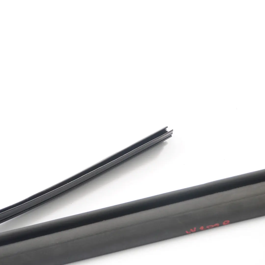 Joint d'étanchéité avant droit du toit du cabriolet pour Mercedes W209 à propos du numéro de pièce A2097700298 Mercedes W209 Joint d'étanchéité avant droit du toit du cabriolet - SKU A2097700298 - Numéro de pièce A2097700298