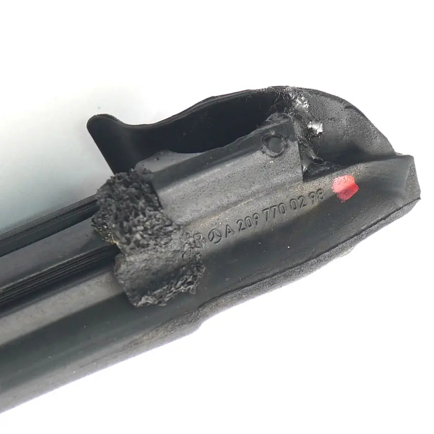 Mercedes W209 Convertible Techo Delantero Derecho Junta Sello - SKU A2097700298 - Número de pieza A2097700298
