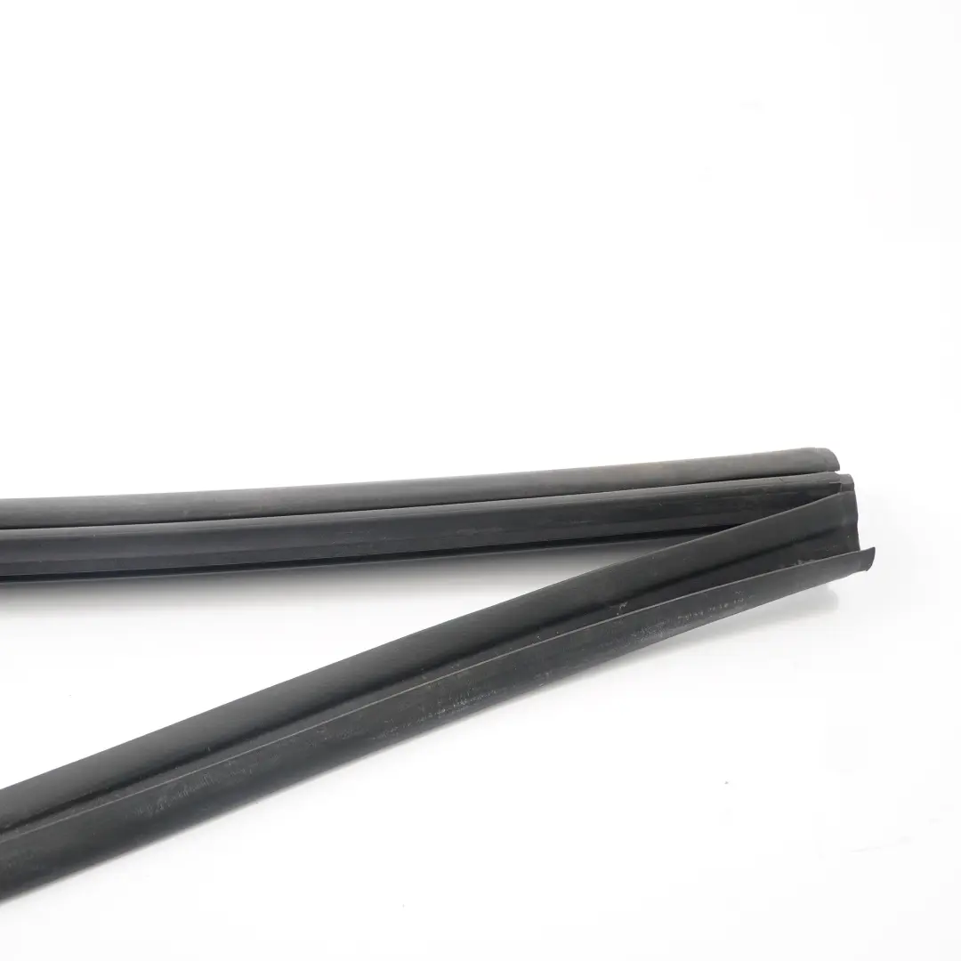 Mercedes W209 Cabrio Tetto Centrale sinistra Guarnizione Sigillatura A2097700698 - SKU A2097700598 - Numero di parte A2097700598