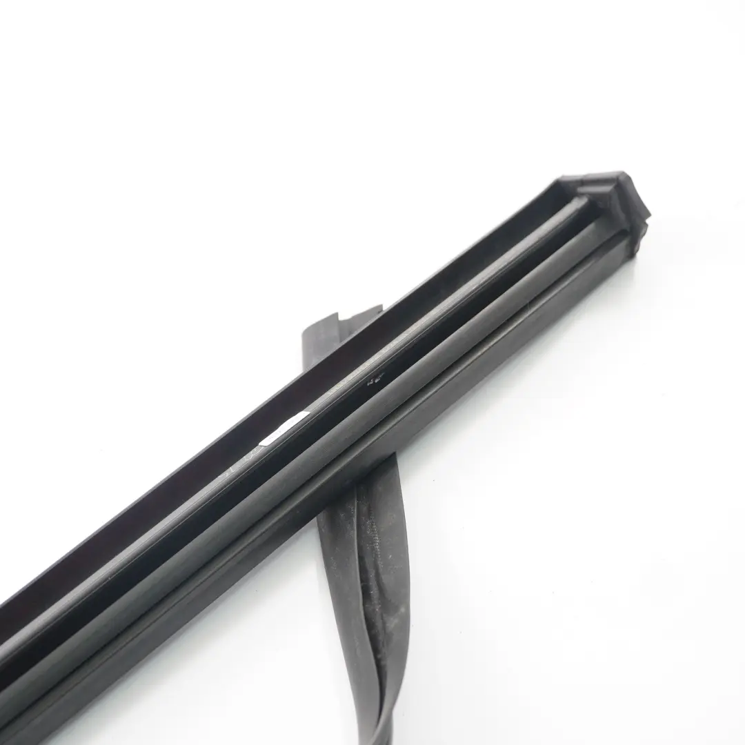 Joint d'étanchéité central gauche du toit décapotable pour Mercedes W209 Cabrio à propos du numéro de pièce A2097700598 Mercedes W209 Cabrio Joint d'étanchéité central gauche du toit décapotable - SKU A2097700598 - Numéro de pièce A2097700598