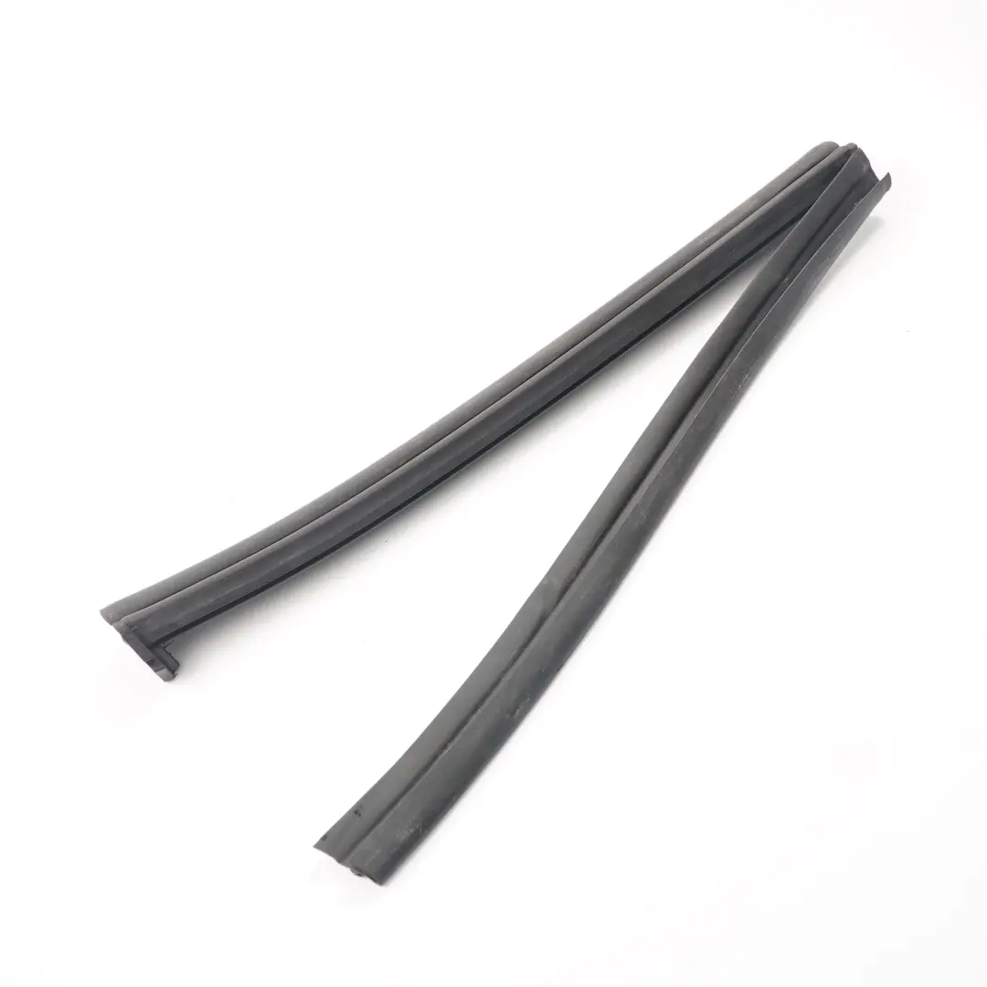 Joint d'étanchéité central gauche du toit décapotable pour Mercedes W209 Cabrio à propos du numéro de pièce A2097700598 Mercedes W209 Cabrio Joint d'étanchéité central gauche du toit décapotable - SKU A2097700598 - Numéro de pièce A2097700598