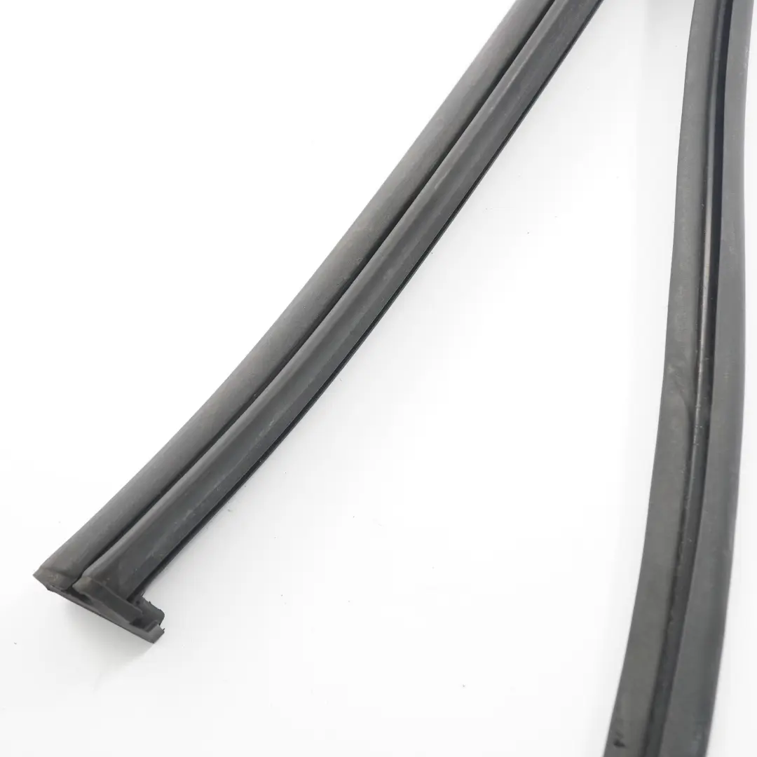 Mercedes W209 Cabrio Tetto Centrale sinistra Guarnizione Sigillatura A2097700698 - SKU A2097700598 - Numero di parte A2097700598