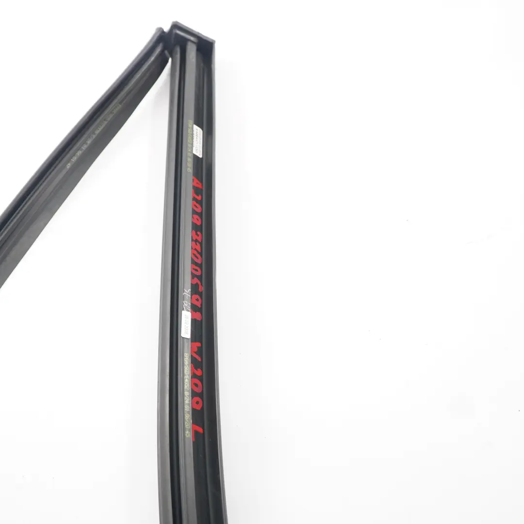 Mercedes W209 Cabrio Tetto Centrale sinistra Guarnizione Sigillatura A2097700698 - SKU A2097700598 - Numero di parte A2097700598