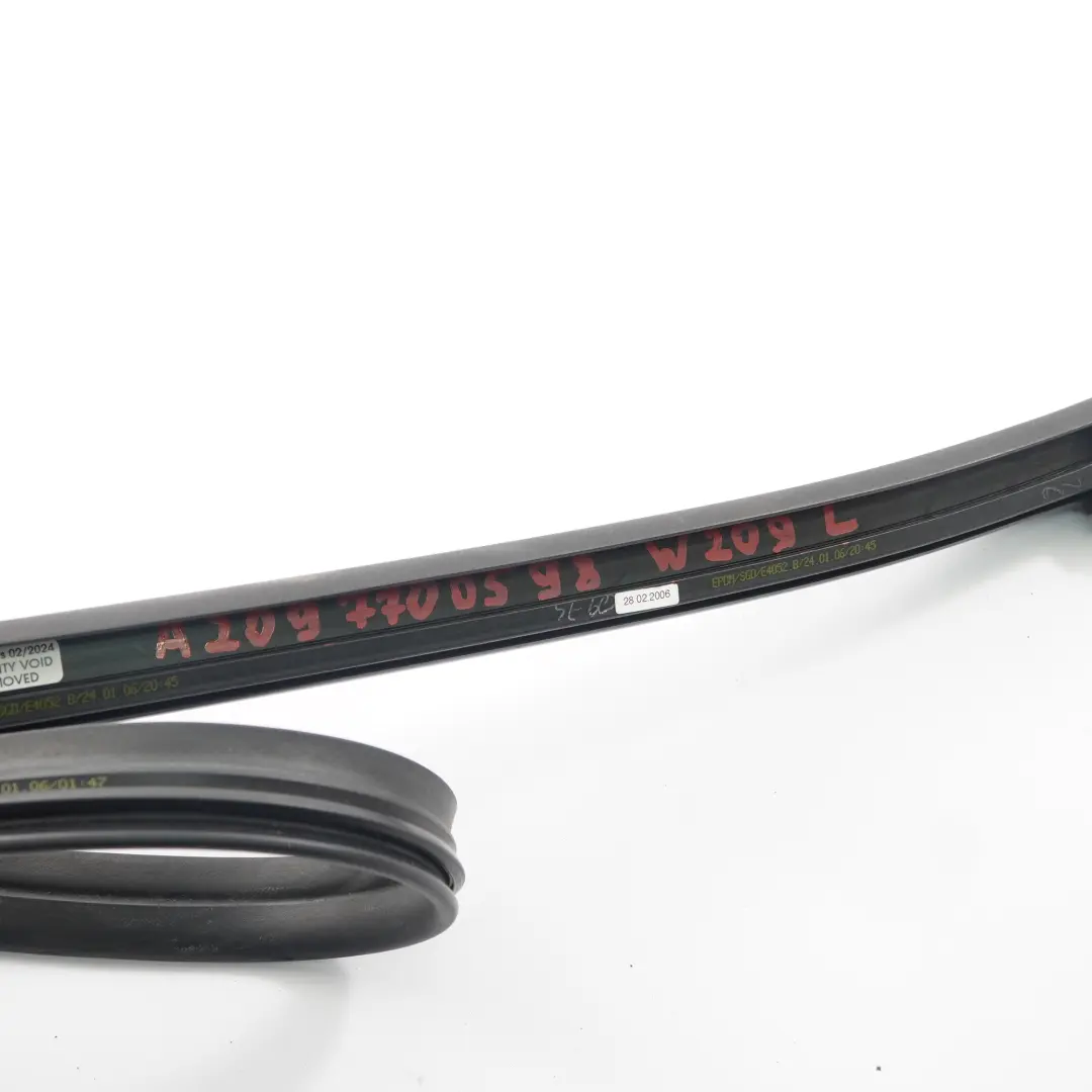 Mercedes W209 Cabrio Tetto Centrale sinistra Guarnizione Sigillatura A2097700698 - SKU A2097700598 - Numero di parte A2097700598