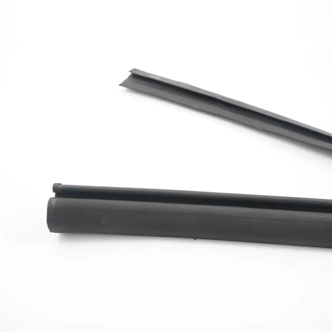 Joint D'Étanchéité Central Droit Du Toit Décapotable pour Mercedes W209 Cabrio à propos du numéro de pièce A2097700698 Mercedes W209 Cabrio Joint D'Étanchéité Central Droit Du Toit Décapotable - SKU A2097700698 - Numéro de pièce A2097700698