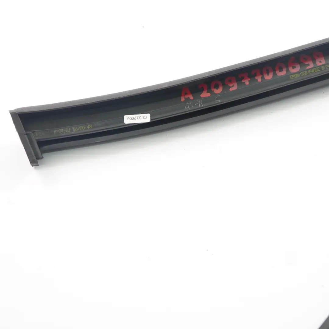 Dach Zentral Rechts Dichtung für Mercedes W209 Cabrio mit Teilenummer A2097700698 Mercedes W209 Cabrio Dach Zentral Rechts Dichtung - SKU A2097700698 - Teilenummer A2097700698