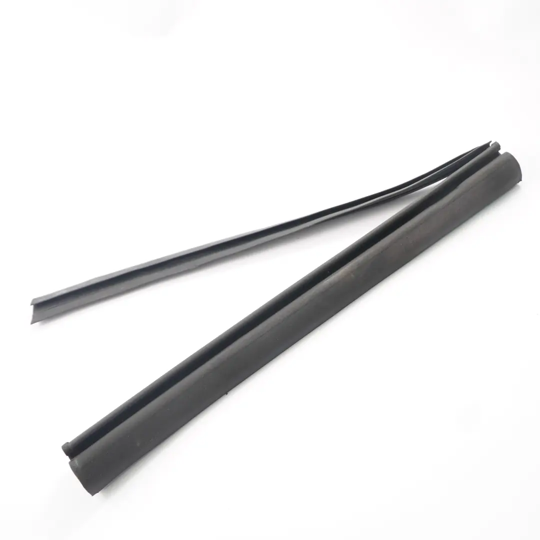 Joint D'Étanchéité Central Droit Du Toit Décapotable pour Mercedes W209 Cabrio à propos du numéro de pièce A2097700698 Mercedes W209 Cabrio Joint D'Étanchéité Central Droit Du Toit Décapotable - SKU A2097700698 - Numéro de pièce A2097700698