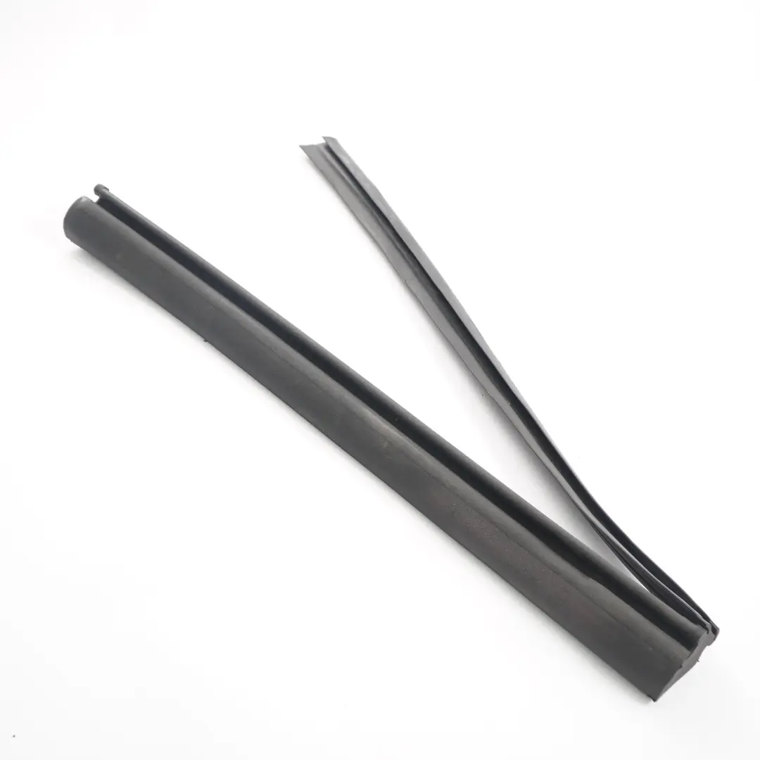 Dach Zentral Rechts Dichtung für Mercedes W209 Cabrio mit Teilenummer A2097700698 Mercedes W209 Cabrio Dach Zentral Rechts Dichtung - SKU A2097700698 - Teilenummer A2097700698