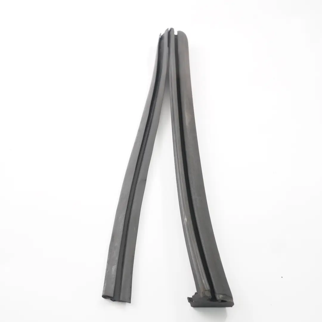 Joint D'Étanchéité Central Droit Du Toit Décapotable pour Mercedes W209 Cabrio à propos du numéro de pièce A2097700698 Mercedes W209 Cabrio Joint D'Étanchéité Central Droit Du Toit Décapotable - SKU A2097700698 - Numéro de pièce A2097700698