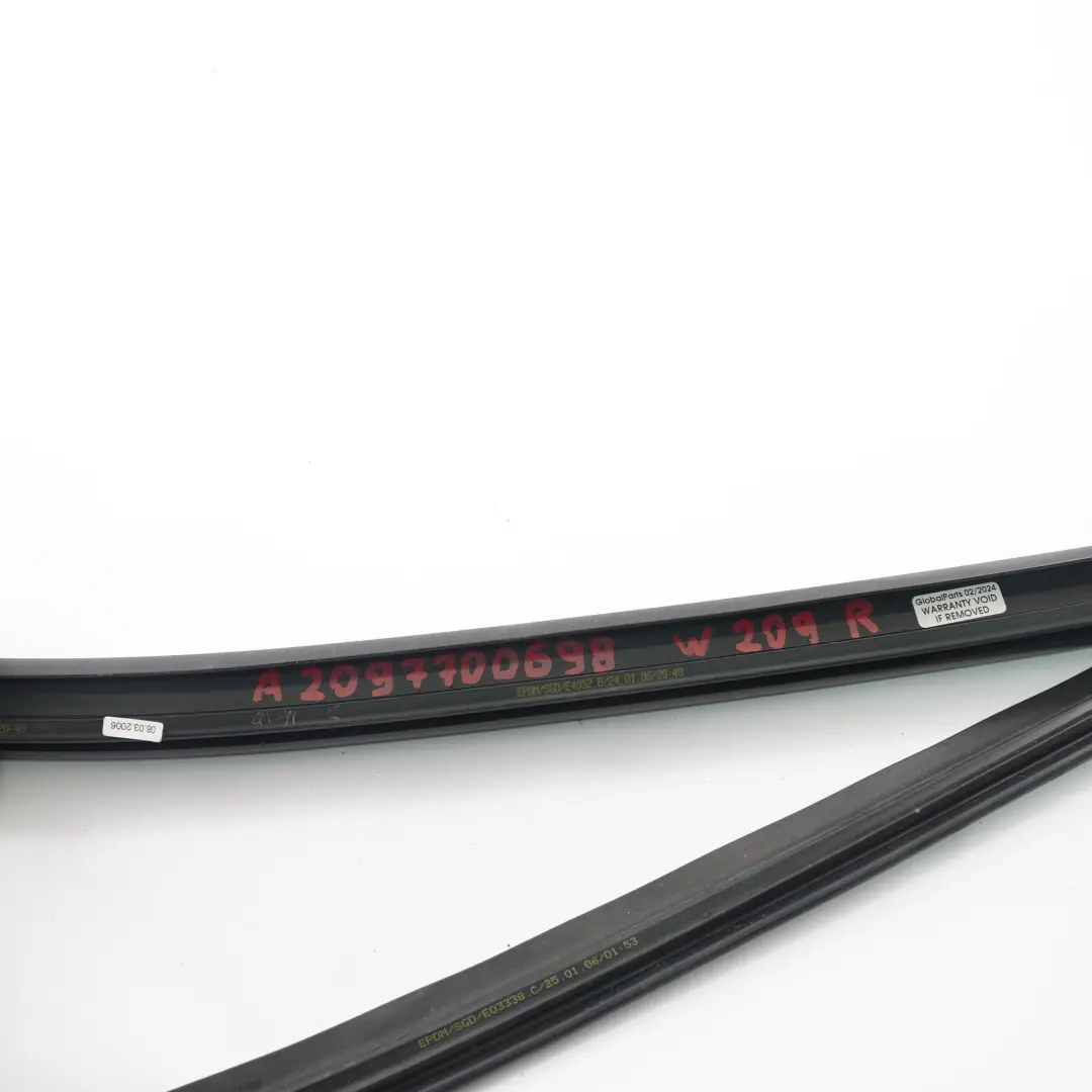 Dach Zentral Rechts Dichtung für Mercedes W209 Cabrio mit Teilenummer A2097700698 Mercedes W209 Cabrio Dach Zentral Rechts Dichtung - SKU A2097700698 - Teilenummer A2097700698