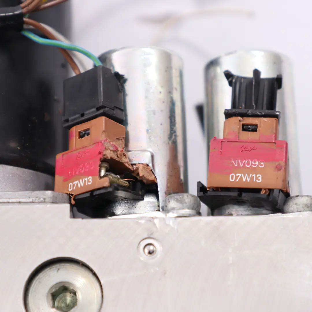 Hydraulik pumpe Verdeck klappen einheit A2098000330 für Mercedes CLK W209 Cabrio mit Teilenummer A2098000548 Mercedes CLK W209 Cabrio Hydraulik pumpe Verdeck klappen einheit A2098000330 - SKU A2098000548-1 - Teilenummer A2098000548