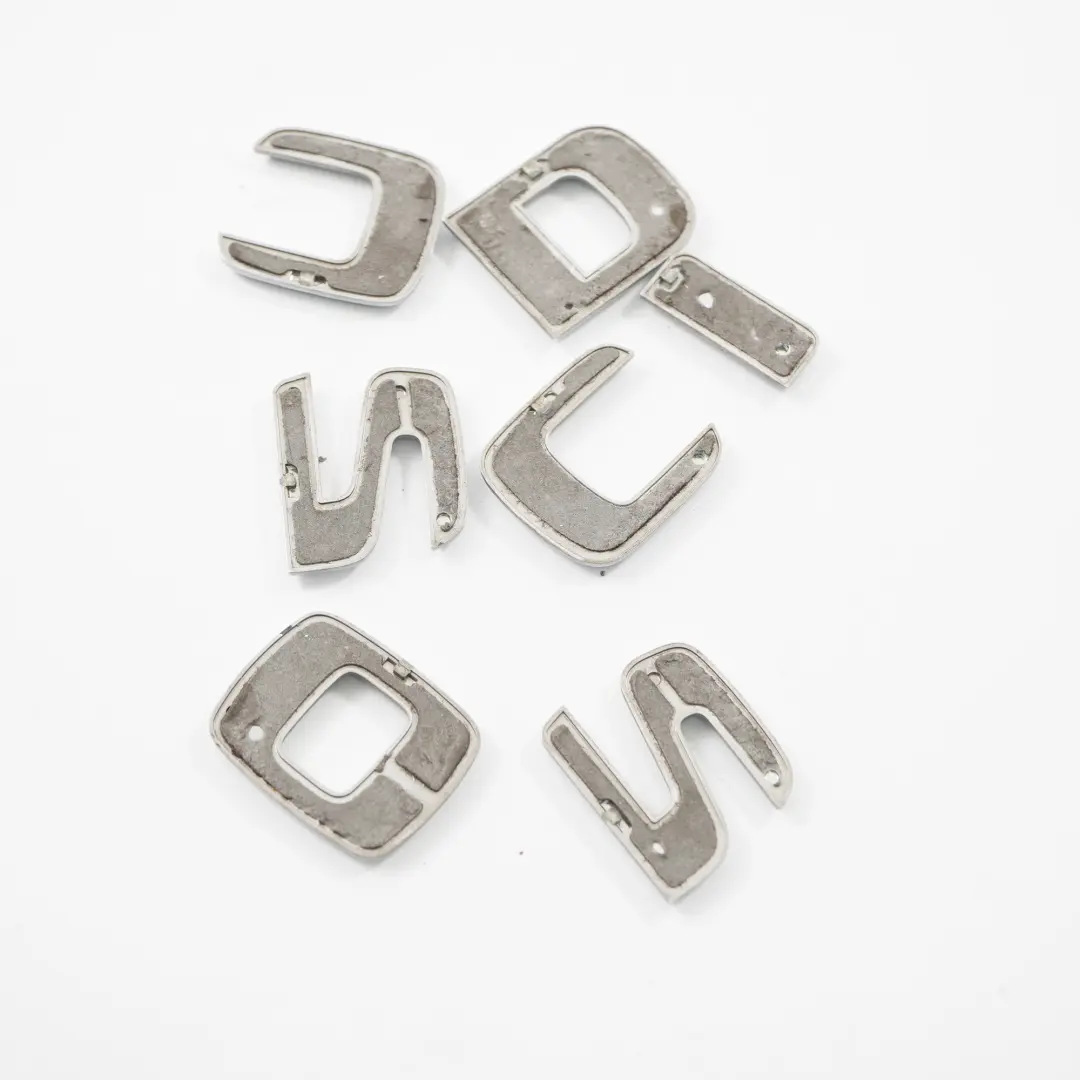 Emblème de lettrage C220 CDI Badge de coffre arrière adhésif pour Mercedes W209 à propos du numéro de pièce A2098170915 Mercedes W209 Emblème de lettrage C220 CDI Badge de coffre arrière adhésif - SKU A2098170915-1 - Numéro de pièce A2098170915