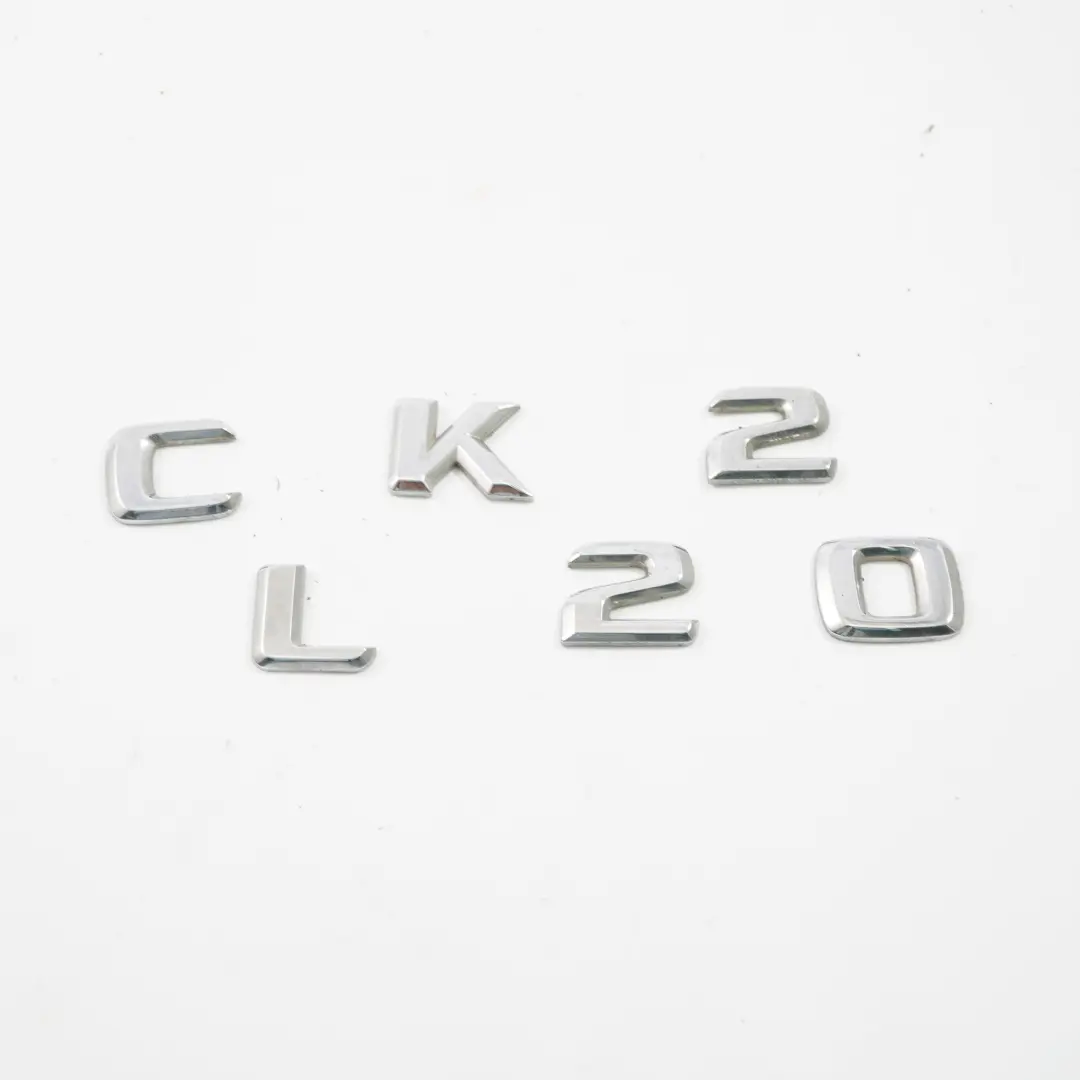 Lettering Emblema CLK 220 Tapa trasera del maletero Portón trasero para Mercedes W209 con número de pieza A2098170915 Mercedes W209 Lettering Emblema CLK 220 Tapa trasera del maletero Portón trasero - SKU A2098170915 - Número de pieza A2098170915