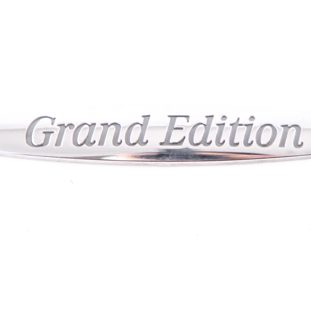 Emblema parafango Lettering ala anteriore Logo Grand Edition per Mercedes W204 W169 con numero di parte A2098174220 Mercedes W204 W169 Emblema parafango Lettering ala anteriore Logo Grand Edition - SKU A2098174220 - Numero di parte A2098174220
