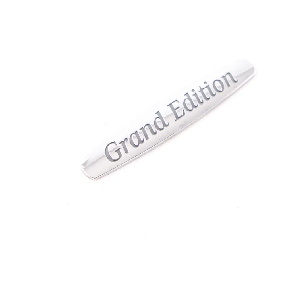 Emblema parafango Lettering ala anteriore Logo Grand Edition per Mercedes W204 W169 con numero di parte A2098174220 Mercedes W204 W169 Emblema parafango Lettering ala anteriore Logo Grand Edition - SKU A2098174220 - Numero di parte A2098174220